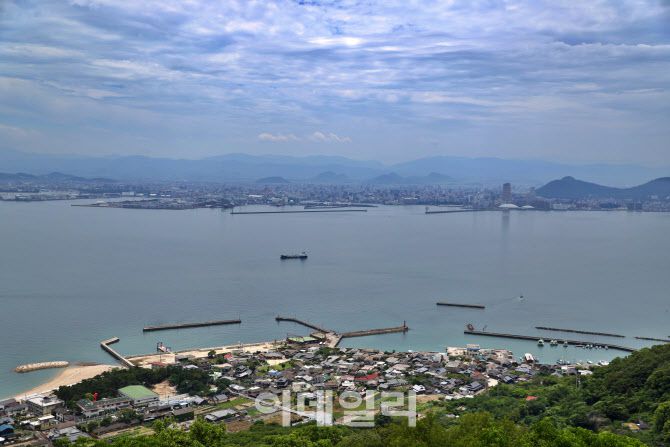 메기지마 정상에서 바라본 풍경. 세토내해 건너편으로 펼쳐진 다카마쓰의 고층빌딩과 산들이 만들어낸 도시 풍경이 이색적이다.