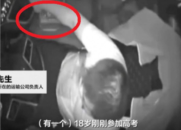 지난달 29일 중국 후난성의 한 고속도로에서 한국인 단체 관광객과 가이드가 탄 버스를 운전하던 샤오보가 뇌출혈로 의식을 잃어가는 상황에서도 차를 멈춰세워 대형 참사를 막았다. (사진=신경보 캡쳐)