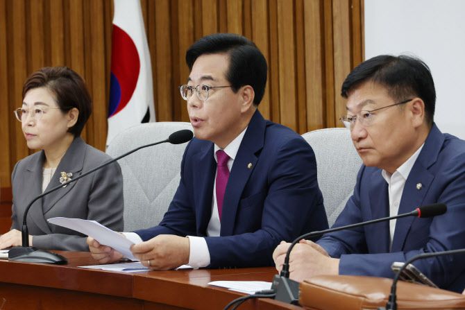 국민의힘 송언석 비대위원장 겸 원내대표가 11일 서울 여의도 국회에서 열린 원내대책회의에서 발언하고 있다. (사진=연합뉴스)