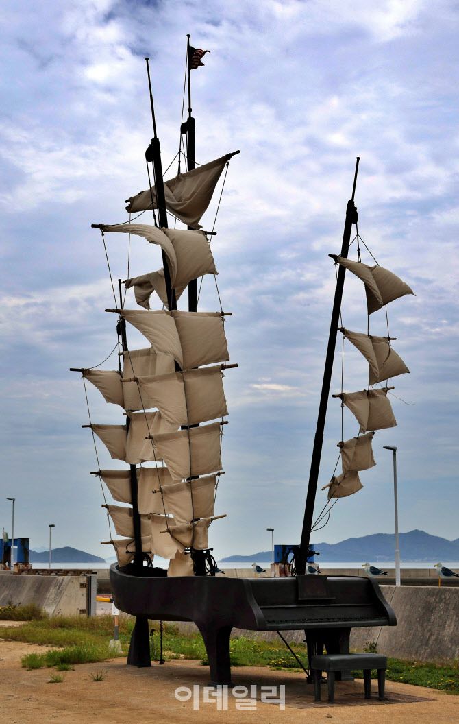 메기지마의 상징적 설치미술인 ‘20세기의 회상’