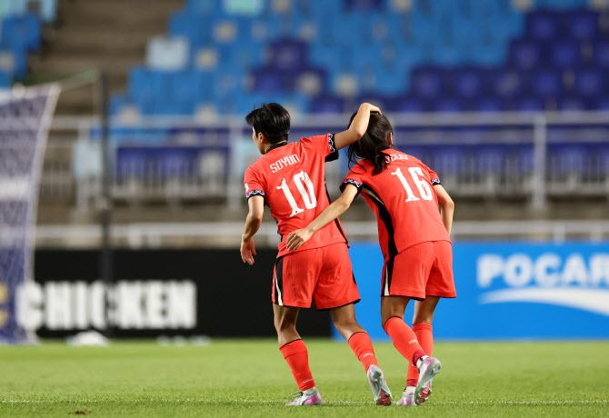 9일 수원월드컵경기장에서 열린 2025 동아시아축구연맹(EAFF) E-1 챔피언십(동아시안컵) 여자부 대한민국 대 중국 경기. 한국 장슬기가 동점 골을 넣은 후 지소연과 함께 기뻐하고 있다. 사진=연합뉴스