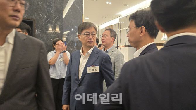 한채양 이마트 대표가 11일 서울 영등포구 중소기업중앙회에서 제5회 유통상생대회를 마치고 이동하고 있다. (사진=김지우 기자)