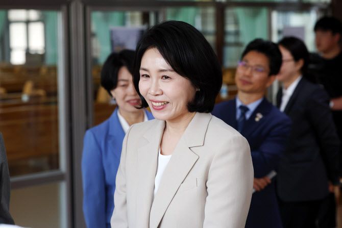 지난 5월 27일 오전 전남 고흥군 소록도 내 중앙교회에서 김혜경 여사가 내부를 둘러보고 있다. (사진=연합뉴스)