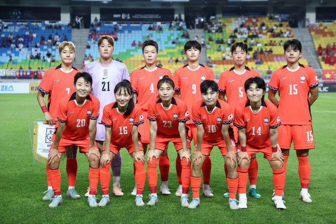 9일 수원월드컵경기장에서 열린 2025 동아시아축구연맹(EAFF) E-1 챔피언십(동아시안컵) 여자부 대한민국 대 중국 경기. 대한민국 대표팀 선수들이 기념촬영을 하고 있다. 사진=연합뉴스
