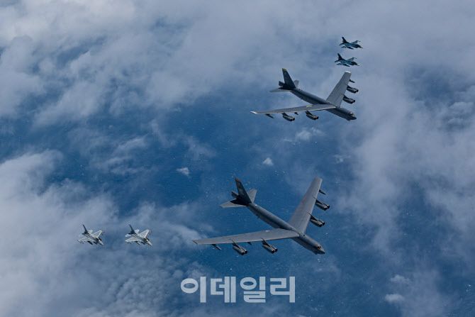 미 B-52H 전략폭격기와 한국 공군 KF-16 및 일본 항공자위대 F-2 전투기가 기동하고 있다. (사진=국방부)