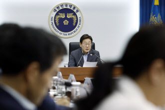 이재명 대통령이 10일 서울 용산 대통령실 청사에서 열린 3차 수석·보좌관 회의에서 발언하고 있다.[대통령실통신사진기자단]
