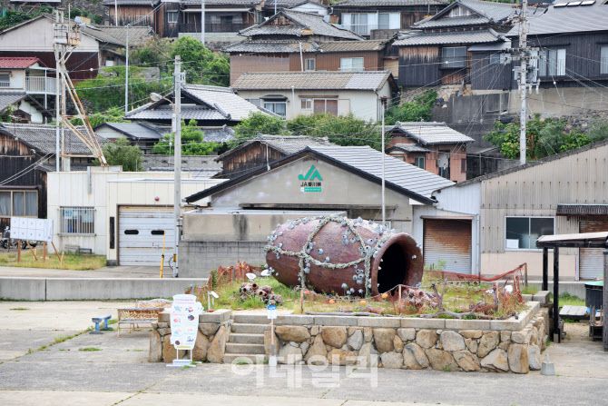 한적한 어촌 마을과 현대 미술의 조화, 오기지마의 대표 설치미술 ‘다코쓰보루’