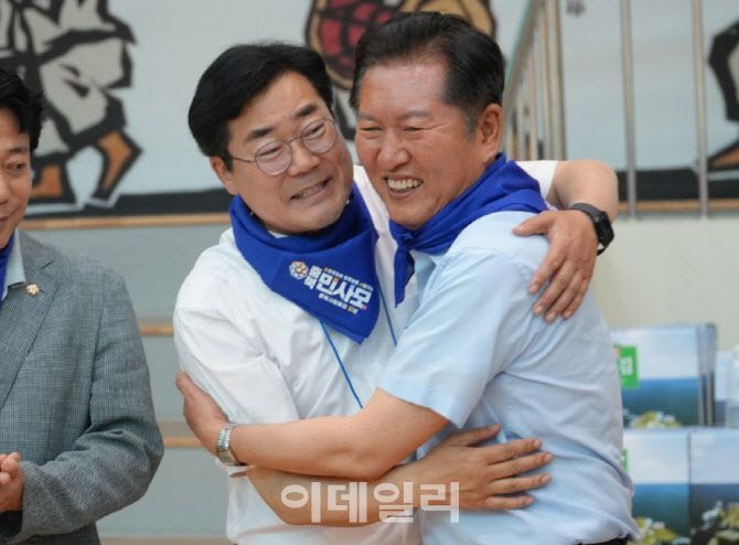 더불어민주당 당대표 선거 후보인 박찬대(왼쪽)·정청래 의원이 지난달 오후 충북 청주시 내수생활체육공원 실내체육관에서 열린 충북 민사모(민주당을 사랑하는 모임) 민주 대동제에 참석해 포옹을 하고 있다. (사진=뉴시스)