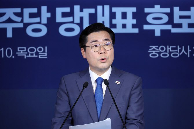 더불어민주당 대표 선거에 출마한 박찬대 의원이 10일 서울 여의도 중앙당사에서 후보 등록을 한 뒤 기자회견을 하고 있다. (사진=연합뉴스)