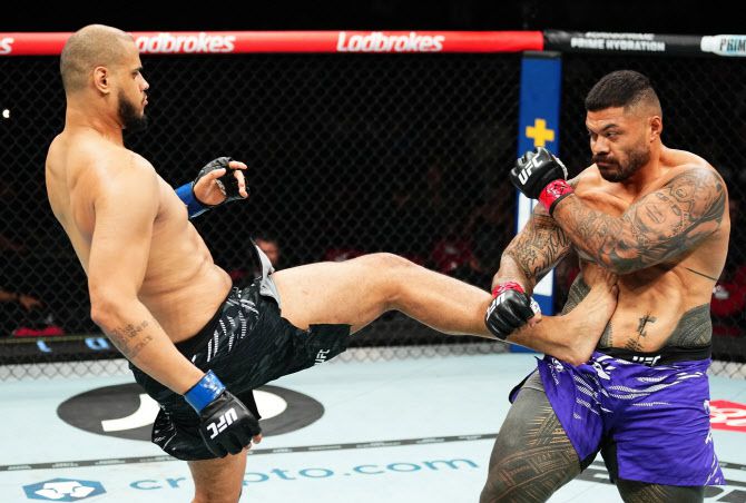 탈리송 테세이라(왼쪽). 사진=UFC