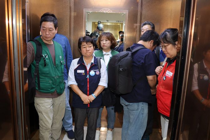 최저임금위원회 근로자위원 중 이미선 민주노총 부위원장(왼쪽 두 번째)을 비롯한 민주노총 소속 위원들이 10일 정부세종청사에서 열린 최저임금위원회 제12차 전원회의 도중 심의를 거부하고 퇴장하고 있다.(사진=연합뉴스)