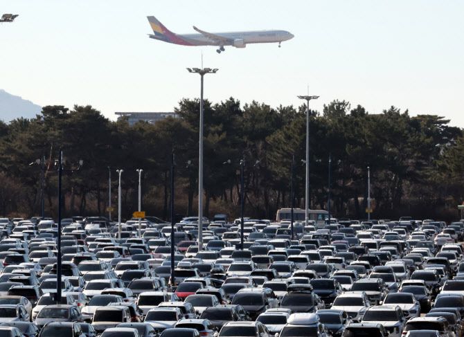 설 명절 연휴를 앞둔 지난 1월 23일 인천국제공항 제1여객터미널 장기주차장이 이용객 차량으로 꽉 차 있다.(사진=연합뉴스)