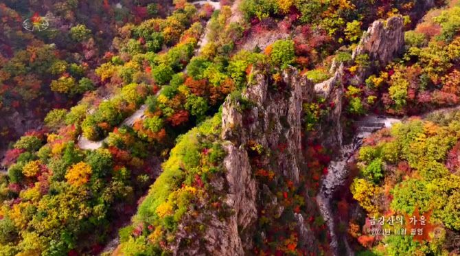 ‘금강산’이 13일(현지시간) 프랑스 파리에서 열리고 있는 제47차 유네스코 세계유산위원회에서 북한의 세 번째 세계유산으로 등재됐다. 사진은 북한 조선중앙TV가 2023년 10월 중순 촬영한 금강산 10대 경관의 하나인 가을 단풍 모습. (사진=연합뉴스)