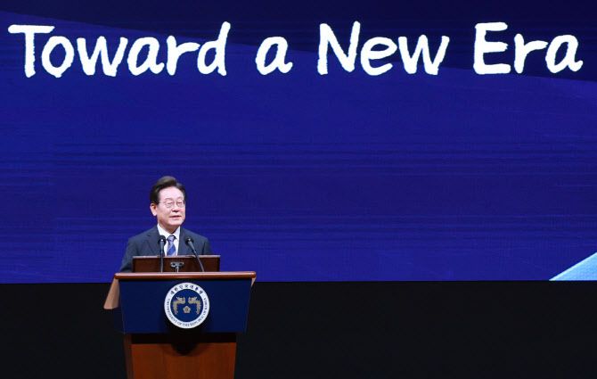 이재명 대통령이 13일 서울 강남구 코엑스에서 열린 2025 세계정치학회(IPSA) 서울총회 개막식에서 연설하고 있다.(사진=연합뉴스)