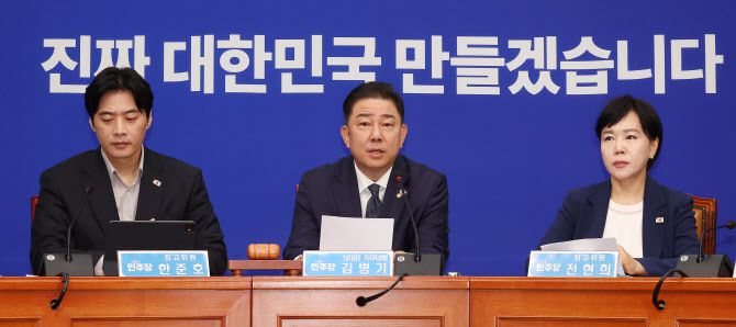 더불어민주당 김병기 당 대표 직무대행 겸 원내대표(가운데)가 11일 국회에서 열린 최고위원회의에서 발언하고 있다. (사진=연합뉴스)