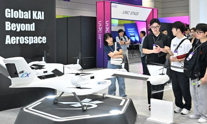 9일부터 3일간 코엑스 C홀에서 개최된‘2025 무인이동체산업엑스포’를 관람하는 참관객들