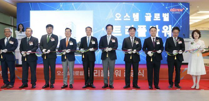 윤원석(오른쪽서 4번째) 인천경제청장이 오스템글로벌㈜ 사옥 준공식에서 관계자들과 기념 촬영하고 있다. (사진 = 인천경제청 제공)