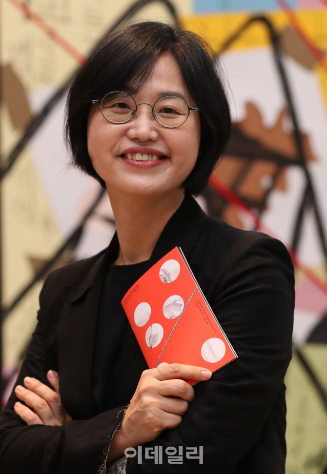 박선희 GS문화재단 대표가 최근 서울 강남구 GS아트센터에서 가진 이데일리와의 인터뷰에 앞서 포즈를 취하고 있다. (사진=김태형 기자)