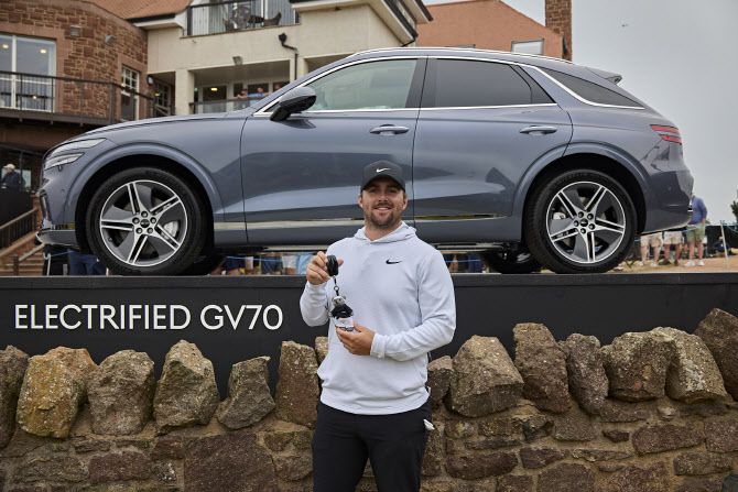 ‘2025 제네시스 스코티시 오픈’ 우승자 크리스 고터럽(Chris Gotterup)이 부상 GV70 앞에서 기념촬영을 하는 모습