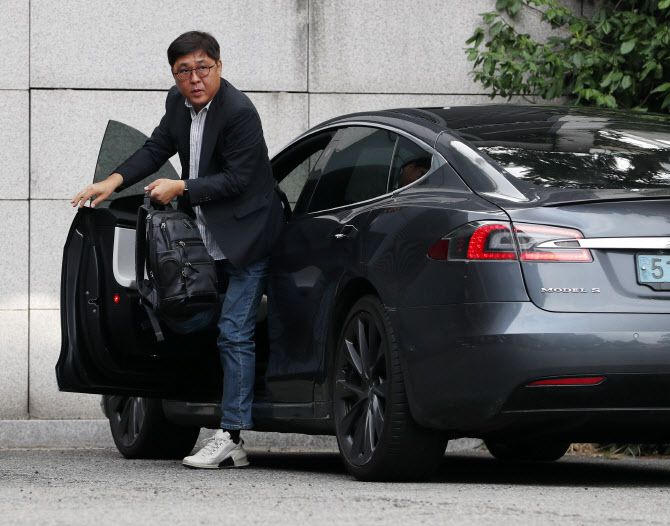 최휘영 문화체육관광부 장관 후보자가 14일 오전 서울 종로구 국립현대미술관에 마련된 인사청문회 준비 사무실로 첫 출근하고 있다. (사진=이데일리 김태형 기자).