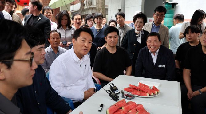 오세훈 서울시장이 14일 서울 광진구 자양4동 신통기획 재개발 현장에서 주민들과 간담회를 갖고 있다. (사진=뉴스1)