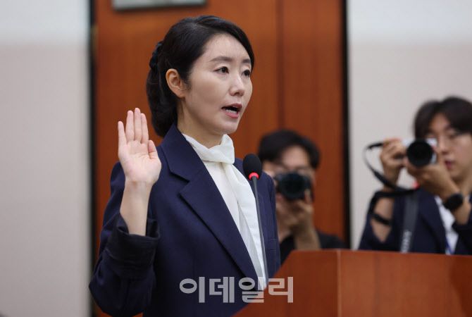 강선우 여성가족부 장관 후보자가 14일 오전 서울 여의도 국회 여성가족위원회에서 열린 인사청문회에서 선서하고 있다. (사진=노진환 기자)