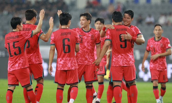 7일 경기도 용인미르스타디움에서 열린 2025년 동아시아축구연맹(EAFF) E-1 챔피언십(동아시안컵) 남자부 한국과 중국의 경기. 팀 두번째 골을 넣은 주민규가 동료선수들과 기뻐하고 있다. 사진=연합뉴스