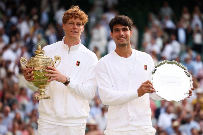 윔블던 테니스 대회 남자 단식에서 우승을 차지한 얀니크 신네르(왼쪽)와 준우승한 카를로스 알카라스가 나란히 트로피를 들고 기념촬영을 하고 있다. 사진=AFPBBNews