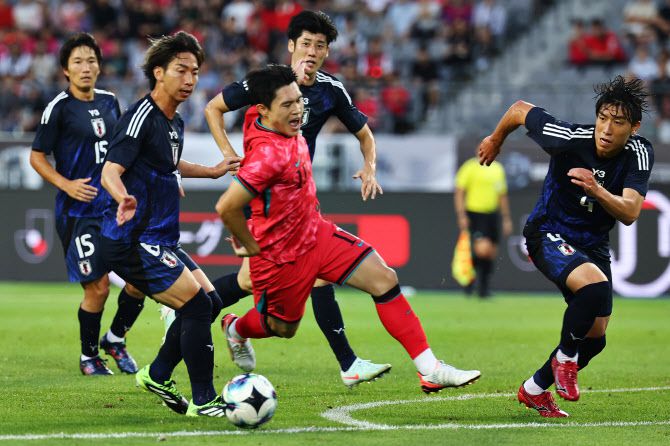 15일 경기도 용인미르스타디움에서 열린 2025년 동아시아축구연맹(EAFF) E-1 챔피언십(동아시안컵) 남자부 최종 3차전 한국과 일본의 경기. 한국 이동경이 드리블 돌파 중 파울 당하고 있다. 사진=연합뉴스