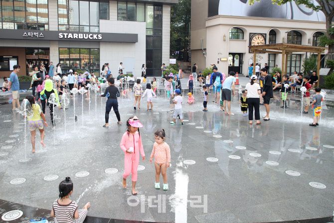 무더위를 식힐 수 있는 바닥분수와 그늘 정자, 평상