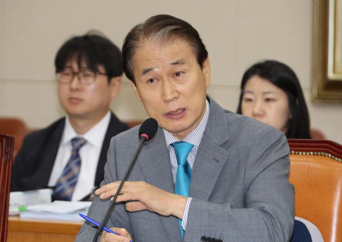 권오을 국가보훈부 장관 후보자가 15일 서울 여의도 국회 정무위원회에서 열린 인사청문회에서 위원 질의에 답하고 있다. (사진=연합뉴스)