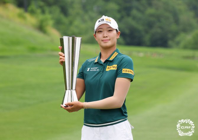 방신실이 13일 강원 정선군의 하이원 컨트리클럽에서 열린 KLPGA 투어 하이원리조트 여자오픈 최종 4라운드에서 우승을 차지한 뒤 트로피를 들고 기념 촬영을 하고 있다.(사진=KLPGT 제공)