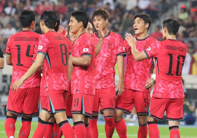 7일 경기도 용인미르스타디움에서 열린 2025년 동아시아축구연맹(EAFF) E-1 챔피언십(동아시안컵) 남자부 1차전 한국과 중국의 경기. 골을 넣은 한국 김주성이 동료들과 함께 기뻐하고 있다. 사진=연합뉴스