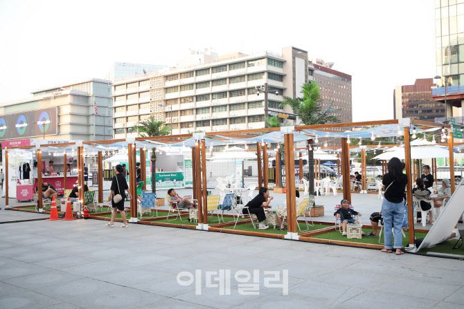 2024 서울썸머비치 썸머피서존에서 휴식을 취하고 있는 모습