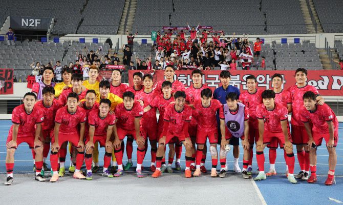 7일 경기도 용인미르스타디움에서 열린 2025년 동아시아축구연맹(EAFF) E-1 챔피언십(동아시안컵) 남자부 1차전 한국과 중국의 경기. 3-0으로 승리한 한국 선수들이 붉은악마와 기념사진을 찍고 있다. 사진=연합뉴스