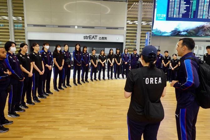 국제배구연맹(FIVB) 발리볼네이션스리그(VNL) 잔류에 실패한 한국 여자배구 국가대표팀 페르난도 모랄레스 감독(오른쪽)이 14일 인천국제공항을 통해 귀국, 선수들에게 이야기하고 있다. 사진=연합뉴스