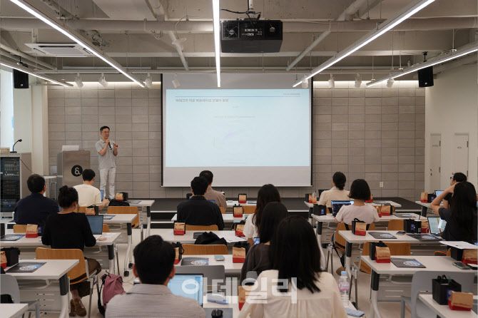 김치원 카카오벤처스 부대표가 15일 브라운백미팅에서 이야기하고 있다. (사진=카카오벤처스)