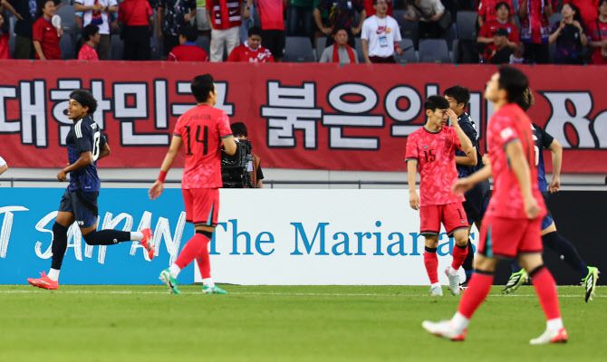 15일 경기도 용인미르스타디움에서 열린 2025년 동아시아축구연맹(EAFF) E-1 챔피언십(동아시안컵) 남자부 최종 3차전 한국과 일본의 경기. 일본 저메인 료에게 실점한 한국 대표팀 선수들이 아쉬운 표정을 짓고 있다. 사진=연합뉴스