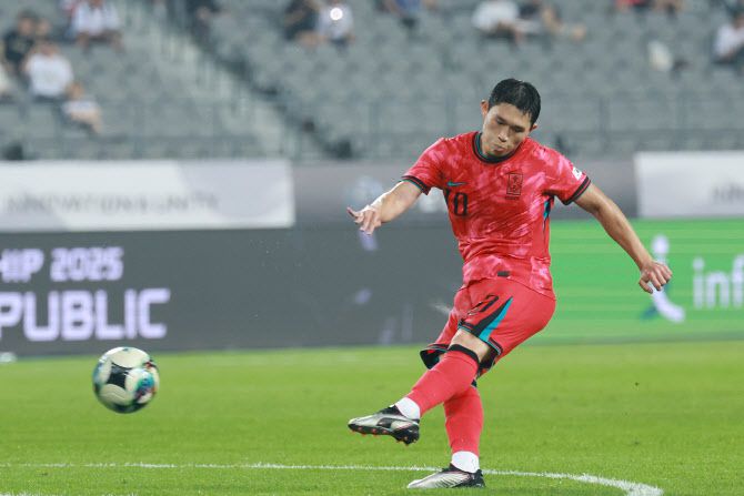 7일 경기도 용인미르스타디움에서 열린 2025년 동아시아축구연맹(EAFF) E-1 챔피언십(동아시안컵) 남자부 한국과 중국의 경기. 한국 이동경이 슛하고 있다. 사진=연합뉴스