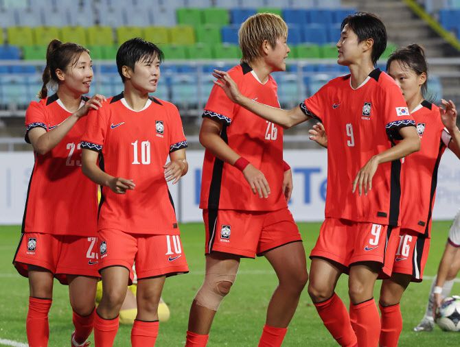 16일 수원월드컵경기장에서 열린 2025 동아시아축구연맹(EAFF) E-1 챔피언십(동아시안컵) 여자부 대한민국 대 대만 경기. 한국 지소연이 페널티킥을 성공 시킨 후 동료들과 기쁨을 나누고 있다. 사진=연합뉴스
