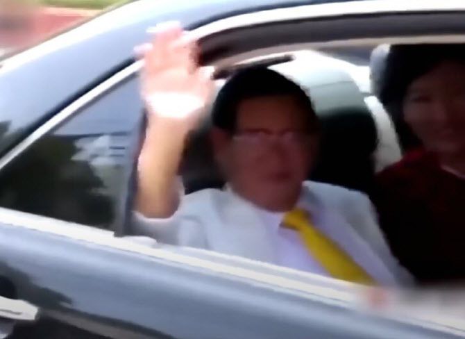 이만희 신천치 총회장이 차에서 손을 흔들고 있다. (사진=HWPL 홍보영상 캡처)