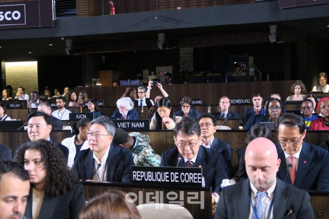 15일 오후(현지시간) 프랑스 파리에서 열리고 있는 제47차 유네스코 세계유산위원회에서 차기 세계유산위원회 개최지로 대한민국이 확정되자 최응천 국가유산청장(가운데)이 위원국들에게 유치 수락 연설을 하고 있다. (사진=국가유산청)