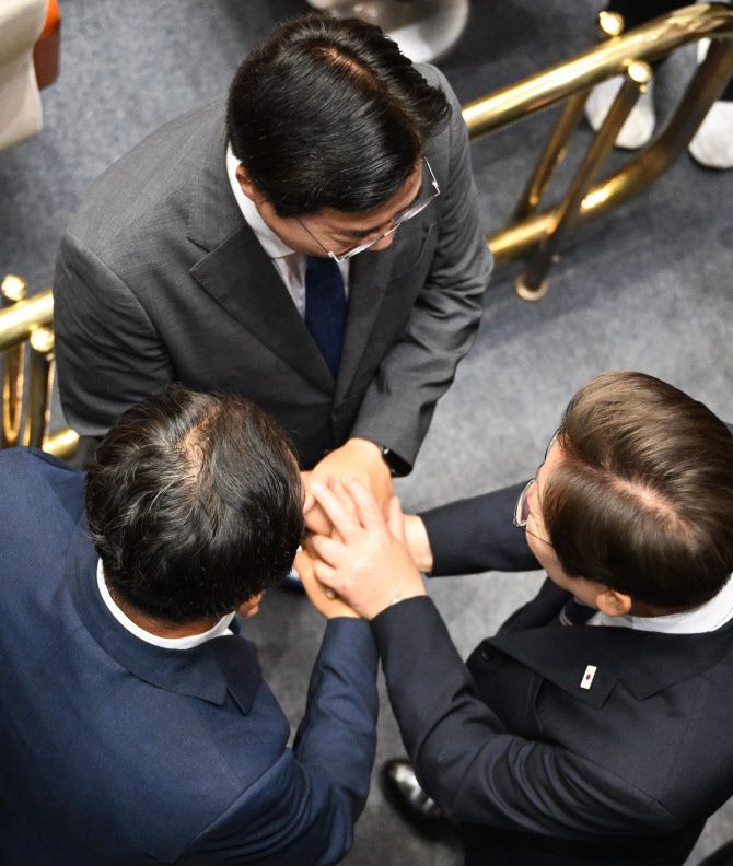 이재명 대통령이 지난달 26일 국회 본회의장에서 정부의 2차 추가경정예산안 제출과 관련해 첫 시정연설을 마치고 더불어민주당 정청래(왼쪽), 박찬대 의원(위)과 대화하고 있다. (사진=연합뉴스)