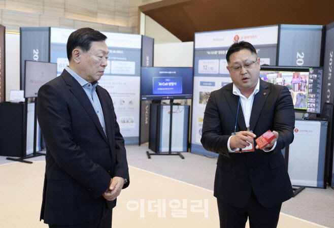 신동빈 롯데그룹 회장(왼쪽)이 지난 1월 9일 서울 잠실 롯데월드타워에서 열린 ‘2025 상반기 VCM’에 앞서, 롯데케미칼의 ‘AI 기반 컬러 예측 시스템’에 대한 설명을 듣고 있다. (사진=롯데지주)