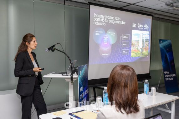 글로벌 통신장비 기업 에릭슨(Ericsson)이 16일 서울 중구 HSBC빌딩에서 개최한 기자간담회에서 시벨 톰바즈 에릭슨코리아파트너스 최고경영자(CEO)가 ‘2025년 6월호 에릭슨 모빌리티 리포트’ 발간 관련 발표를 하고 있다.(사진=에릭슨코리아파트너스)