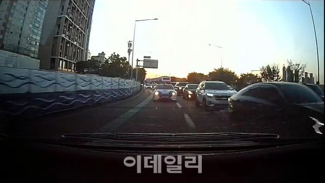 지난 11일 오후 7시40분쯤 서울 올림픽대로 남단에서 서울 서초경찰서 반포지구대 순찰차량이 또다른 경찰차의 통행로 확보로 출산이 임박한 임산부를 태우고 병원으로 이동하고 있다. (사진=서울 서초경찰서 제공)
