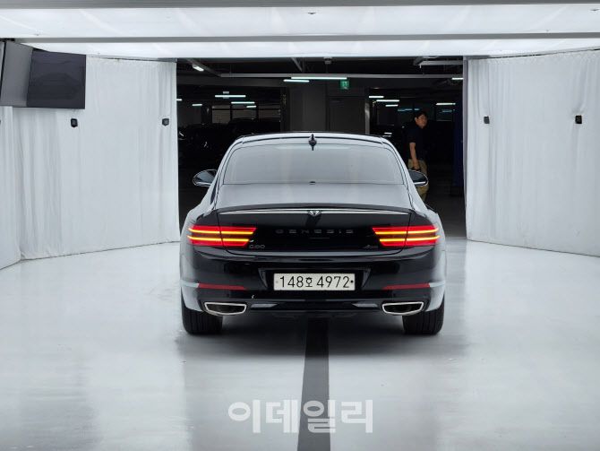 입고된 중고차의 외관을 23개 카메라가 촬영하고 있다. (사진=이배운 기자)