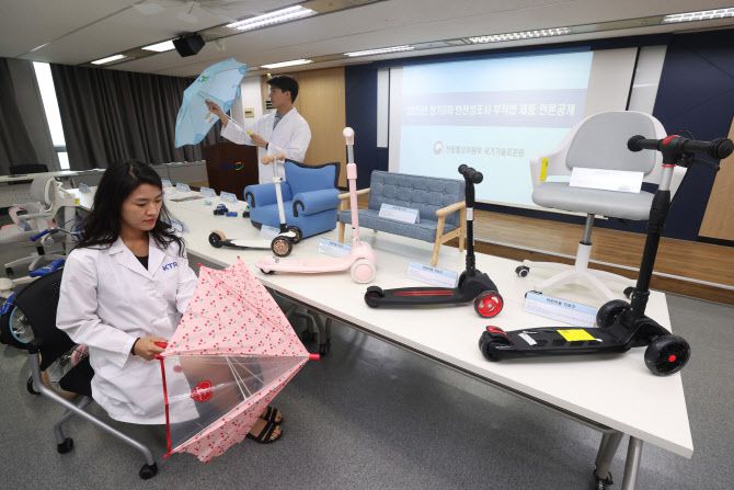 17일 서울 서초구 한국제품안전관리원에서 관계자들이 리콜 제품을 살펴보고 있다. (사진=연합뉴스)