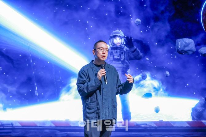 오한기 리얼타임 엔진 스튜디오 리더가 지난 16일 네이버 1784 사옥 지하 1층에 마련된 비전스테이지에서 발표하고 있다.(사진=네이버)