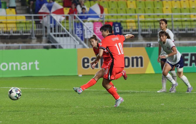16일 수원월드컵경기장에서 열린 2025 동아시아축구연맹(EAFF) E-1 챔피언십(동아시안컵) 여자부 대한민국 대 대만 경기. 한국 지소연이 페널티킥을 넣고 있다. 사진=연합뉴스